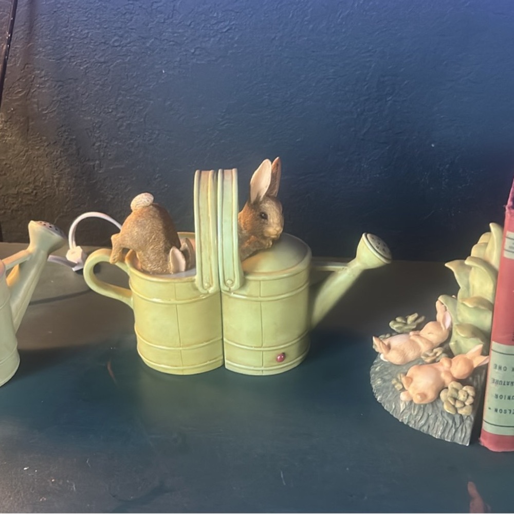 Beatrix potter Bunny Watering Can Figurine light/ 2 sets of book ends